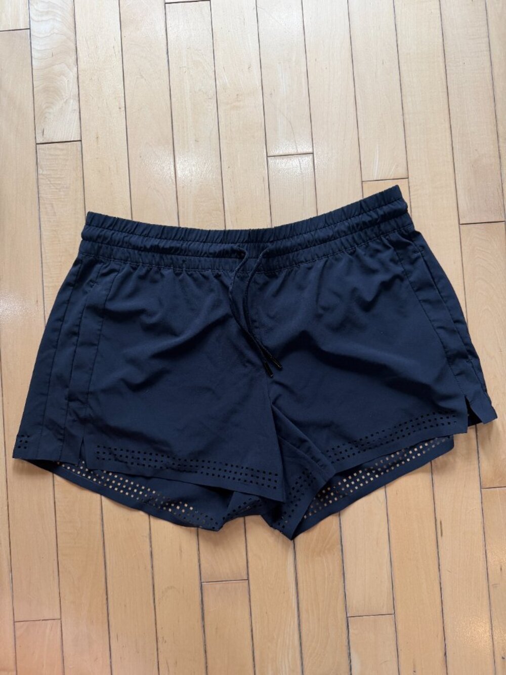 Athleta Baja Perforated Laser Cut Featherweight Stretch Shorts Size 8 Black - Picture 2 of 11